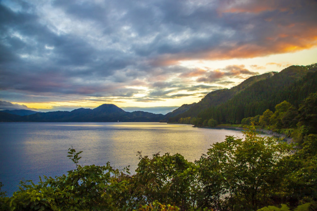 初秋の夕暮れ～田沢湖は季節や時間帯により様々な表情を見せる