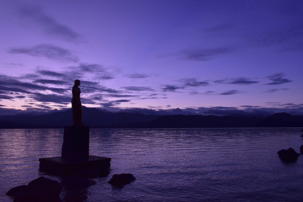 夕暮れの田沢湖湖畔「たつこ像」