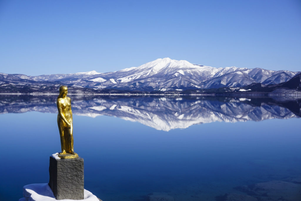 冬の田沢湖湖畔から秋田駒ケ岳を望む